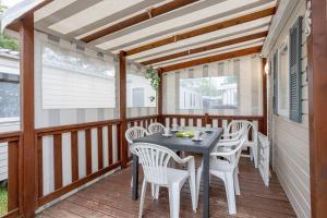 Balkón alebo terasa v ubytovaní Mobil-home 2 chambres - D