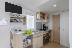 Kuchyňa alebo kuchynka v ubytovaní Mobil-home 2 chambres - D