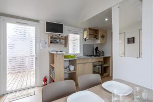 Kuchyňa alebo kuchynka v ubytovaní Mobil-home 2 chambres - D