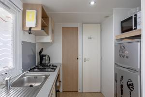 Kuchyňa alebo kuchynka v ubytovaní Mobil-home 2 chambres - D