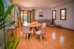Część wypoczynkowa w obiekcie Agradable y familiar, con piscina "Casa Inima"