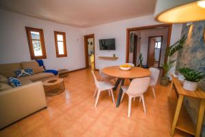 Telewizja i/lub zestaw kina domowego w obiekcie Agradable y familiar, con piscina "Casa Inima"
