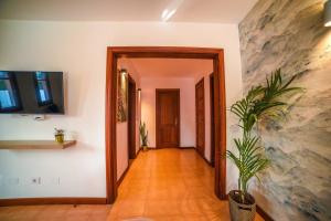 korytarz z doniczką w pokoju w obiekcie Agradable y familiar, con piscina "Casa Inima" w mieście Playa Blanca