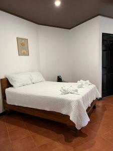 a bedroom with a bed with towels on it at Hotel y Restaurante El Páramo in San Rafael Norte +21 photos