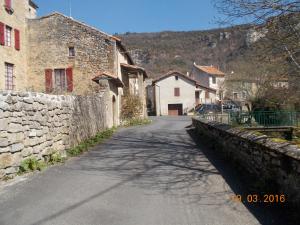 eine Straße in einem Dorf mit einer Steinmauer in der Unterkunft Gite Louis in Saint-Paul-des-Fonts