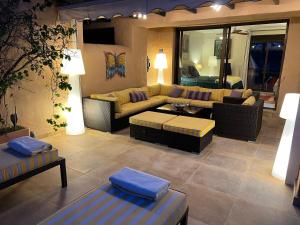 salon z kanapami, kanapą i stołem w obiekcie MARBELLA LUXUEUX DUPLEX 3 CH.- 3 BAINS - 155 M² + 100 M² TERRASSES w mieście Estepona +36 zdjęć