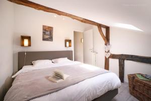 Postel nebo postele na pokoji v ubytování ferme st martin