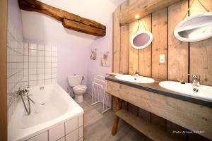 Koupelna v ubytování ferme st martin + 37 fotografií