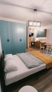 Posteľ alebo postele v izbe v ubytovaní Apartament w sercu Gdańska