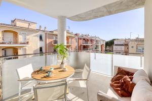 un patio avec une table et des chaises sur un balcon dans l'établissement Gran Reserva Mimoses Premium, à Empuriabrava