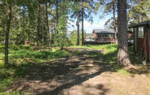 a dirt road leading to a cabin in the woods at 3 Bedroom Amazing Home In Yxlan in Yxlö