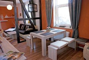 Ruang duduk di Ferienwohnung Midgard im Sagenharz - Family-Apartment, 2 SZ & WLAN