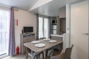 Kuchnia lub aneks kuchenny w obiekcie Mobil-home 2 chambres - B