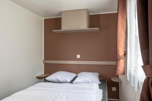 Łóżko lub łóżka w pokoju w obiekcie Mobil-home 2 chambres - B