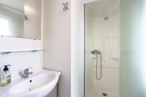 łazienka z umywalką i prysznicem w obiekcie Mobil-home 2 chambres - B w mieście Saint-Jean-de-Monts