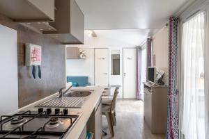 Kuchnia lub aneks kuchenny w obiekcie Mobil-home 2 chambres - B