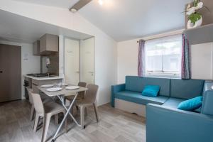 Kuchnia lub aneks kuchenny w obiekcie Mobil-home 2 chambres - B