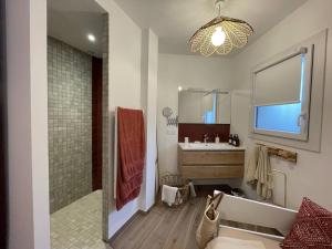 Fotografia z galérie ubytovania Maison rénovée 3 chambres près plage, clim, internet - FR-1-726-5 v destinácii La Croix-Valmer