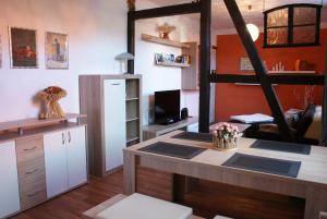 Televisyen dan/atau pusat hiburan di Ferienwohnung Midgard im Sagenharz - Family-Apartment, 2 SZ & WLAN +5 gambar