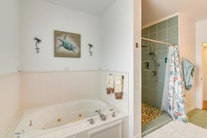 Ένα μπάνιο στο Near Surfside Jetty County Park Home with Deck! +23 φωτογραφίες
