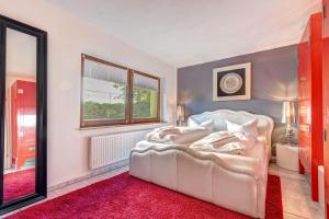 ein Schlafzimmer mit einem weißen Bett und einem Fenster in der Unterkunft Ferienwohnung Kieferngrund in Ahlbeck + 6 Fotos