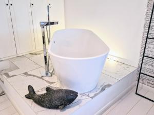 ein Fisch auf dem Boden neben einer Toilette in der Unterkunft Ferienwohnung Lieblingssuite am Strand in Ahlbeck