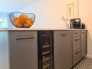 eine Küchentheke mit Orangen in einem Korb darüber in der Unterkunft Ferienwohnung Lieblingssuite am Strand in Ahlbeck