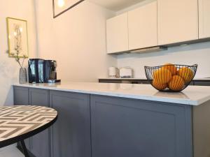 eine Küche mit einer Theke mit einer Obstschale darauf in der Unterkunft Ferienwohnung Lieblingssuite am Strand in Ahlbeck