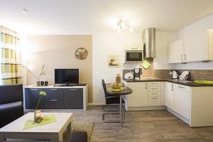 Η κουζίνα ή μικρή κουζίνα στο Residenz am Balmer See - BS 12 mit Wellnessbereich