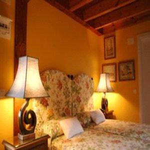 A bed or beds in a room at Hotel Rural Casa Xusto