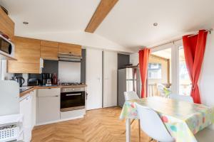 Η κουζίνα ή μικρή κουζίνα στο Mobil-home - Quiberon - vue sur mer