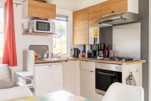 Η κουζίνα ή μικρή κουζίνα στο Mobil-home - Quiberon - vue sur mer