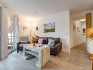 ein Wohnzimmer mit Sofa und Tisch in der Unterkunft Residenz am Balmer See - BS 22 mit Wellnessbereich in Balm + 18 Fotos