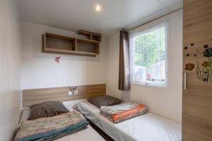 Posteľ alebo postele v izbe v ubytovaní Mobil-home 3 chambres - A