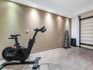 a room with a gym with a exercise bike at Residenz am Balmer See - BS 11 mit Wellnessbereich in Balm