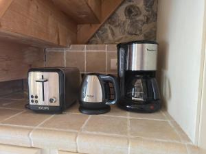 zwei Särge und eine Kaffeemaschine auf der Theke in der Unterkunft Maison Le Levant à Chauzon in Chauzon