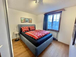 una camera da letto con un letto con cuscini rossi di Apartment Linder by Interhome a Blankenburg