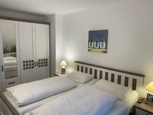 Postel nebo postele na pokoji v ubytování Residenz am Balmer See - BS 33 mit Wellnessbereich
