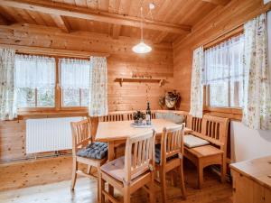 Posezení v ubytování Chalet Simons Blockhütte by Interhome