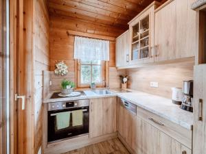 Kuchyň nebo kuchyňský kout v ubytování Chalet Simons Blockhütte by Interhome