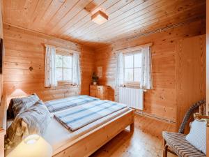 Postel nebo postele na pokoji v ubytování Chalet Simons Blockhütte by Interhome