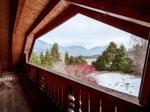 een raam in een hut met uitzicht op de bergen bij Chalet Simons Blockhütte by Interhome in Gröbming +92 foto's
