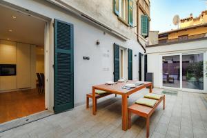 科莫Hidden Lodge - by MyHomeInComo的天井配有木桌和长凳