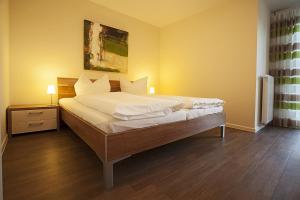 Giường trong phòng chung tại Residenz am Balmer See - BS 47 mit Wellnessbereich