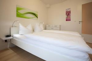 Postel nebo postele na pokoji v ubytování Residenz am Balmer See - BS 50 mit Wellnessbereich