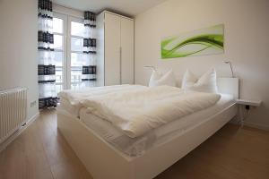 Postel nebo postele na pokoji v ubytování Residenz am Balmer See - BS 50 mit Wellnessbereich