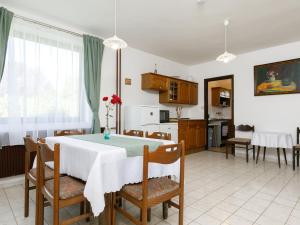 Kuchyň nebo kuchyňský kout v ubytování Holiday Home Antal by Interhome
