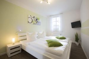 Ένα ή περισσότερα κρεβάτια σε δωμάτιο στο Residenz am Balmer See - BS 57 mit Wellnessbereich