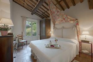 Un dormitorio con una cama blanca y una bandeja. en Luxury Pool Villa Oliveto, en Ciciana 120 fotos más
