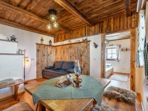 Istumisnurk majutusasutuses Chalet Heregger Hütte by Interhome